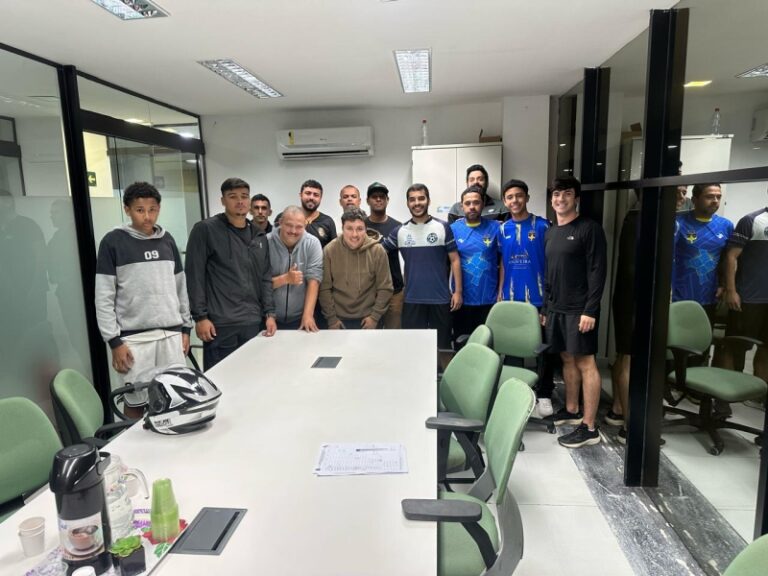 Grupo reunido na imagem de divulgação oficial do Campeonato Municipal de Futebol de Base Society 2026, publicada pela Prefeitura de Ilhabela.