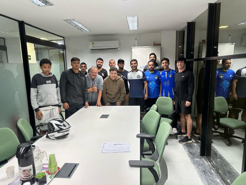 Grupo reunido na imagem de divulgação oficial do Campeonato Municipal de Futebol de Base Society 2026, publicada pela Prefeitura de Ilhabela.