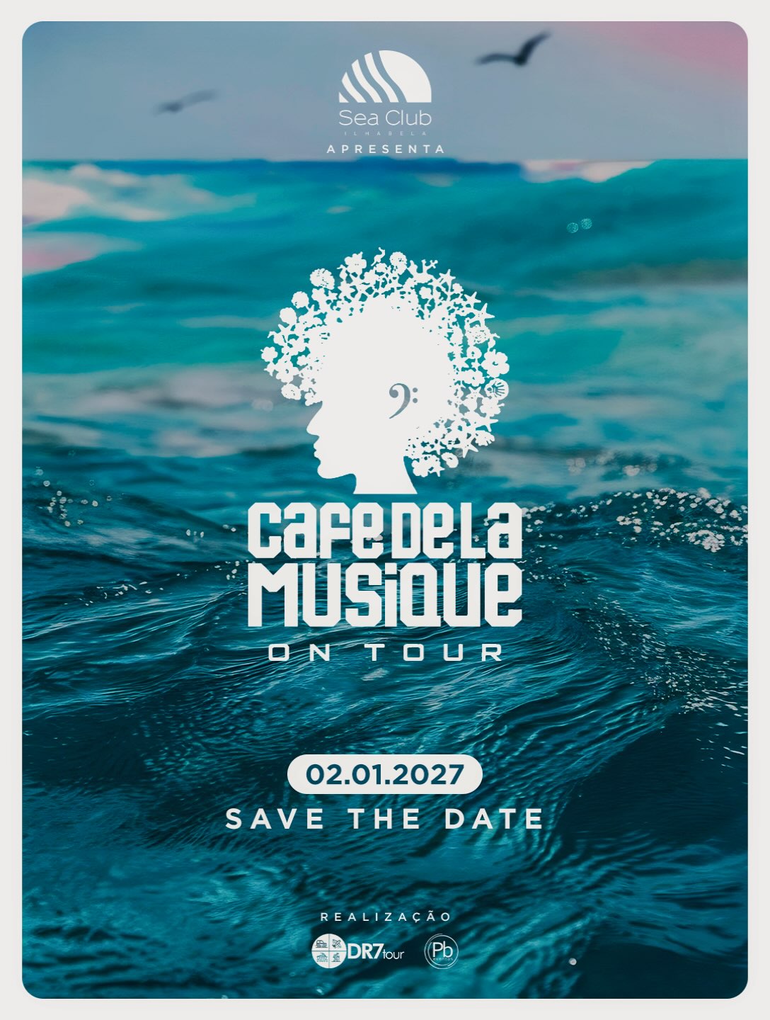Arte oficial Cafe de la Musique On Tour no Sea Club Ilhabela, em 2 de janeiro de 2027, preservando os logotipos originais.