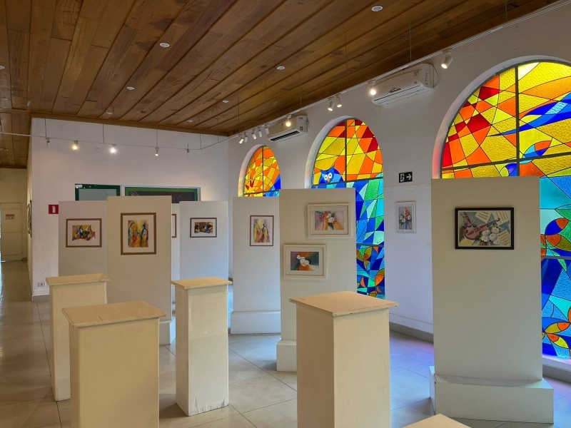 Fotografia de espaço expositivo divulgada pela Prefeitura de Ilhabela na notícia de26/10/2026 sobre a Coletiva Consciência Negra. Fonte: notícia oficial18424.