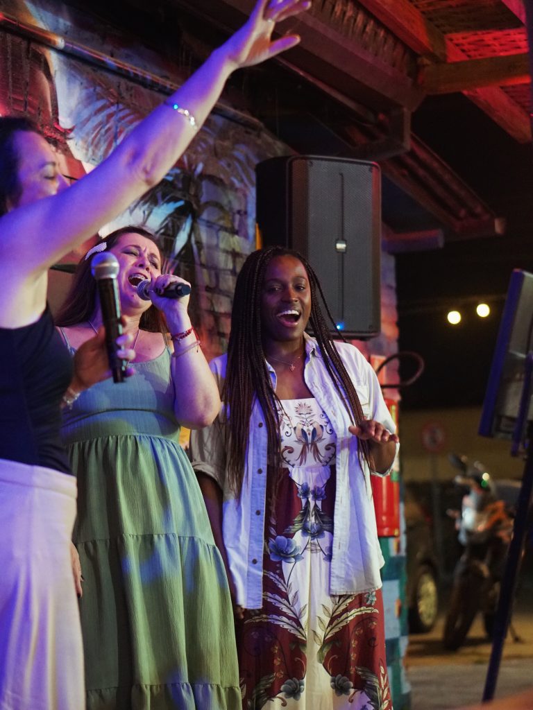 Participantes cantando no karaokê do Parada do Chopp; foto do acervo oficial de outubro de 2026.