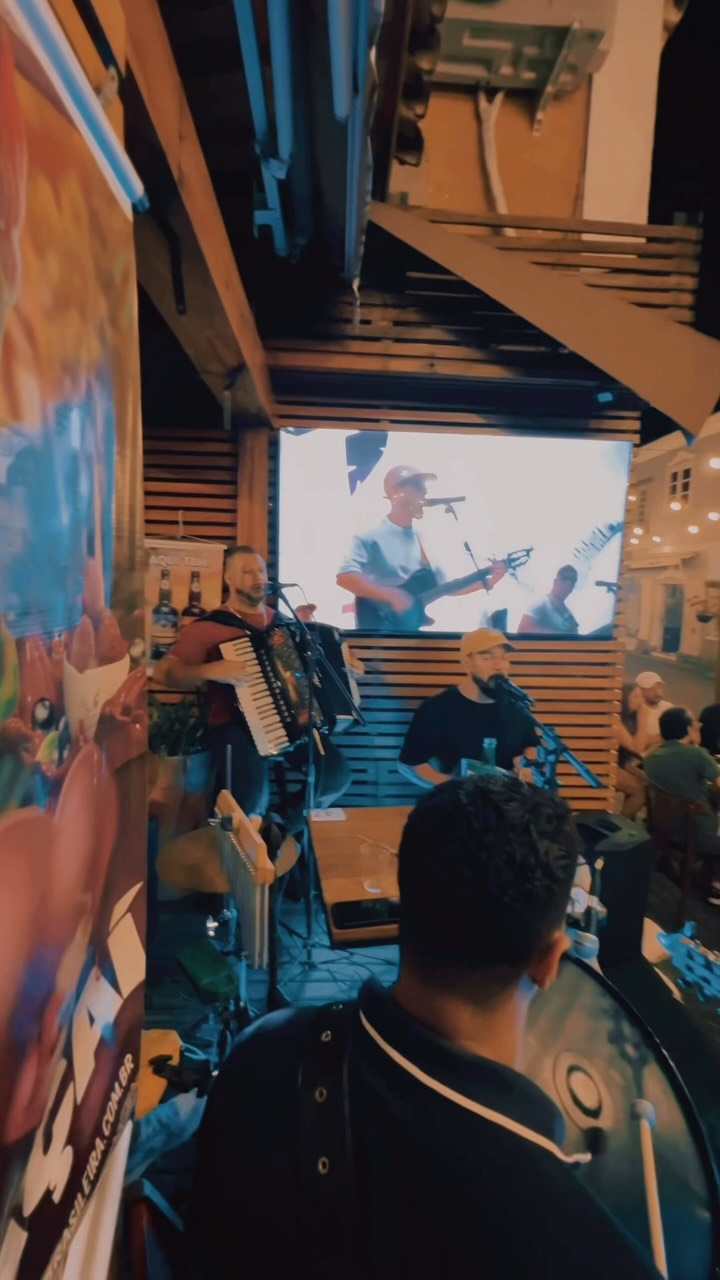 Fotografia de apresentação divulgada pela Manauê na publicação colaborativa com o Fish & Chopps para o show de28/10/2026. Não é registro da apresentação futura.